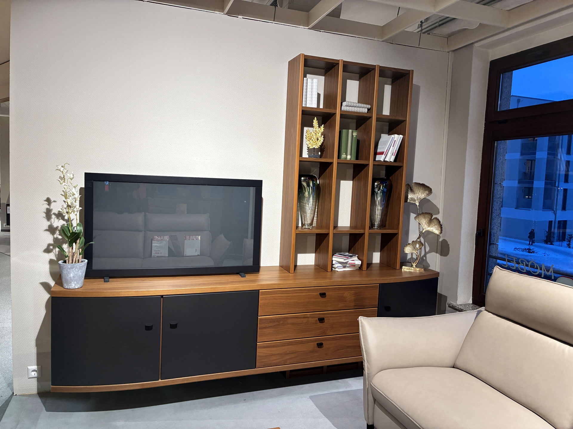 Wohnkombination in Nußbaum / Lack Graphit matt