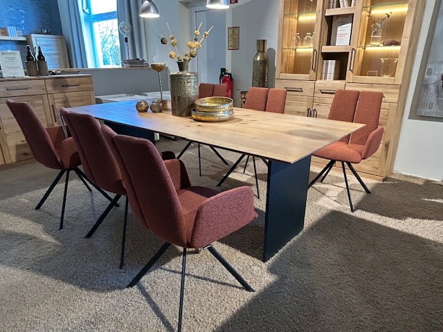 Esstisch in Eiche massiv geölt mit Stahlwangen