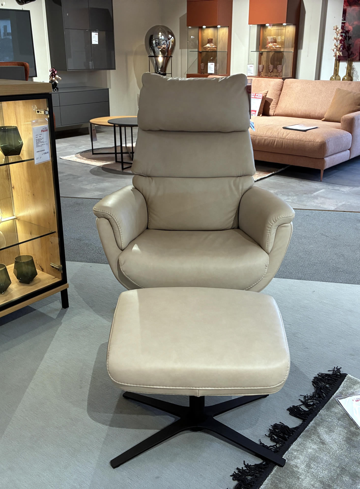 Sessel und Hocker Hawai in Leder ecru